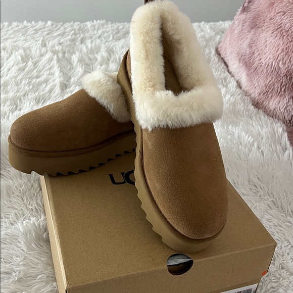 Ladies Uggs. New never worn. Size 9 - Picture 4 of 5